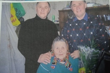 Брати Климовські з мамою