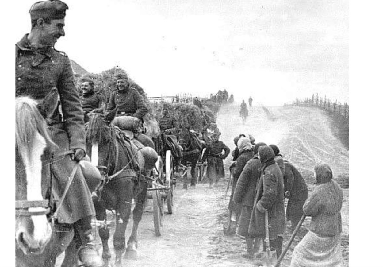 Жінки на будівництві дороги
