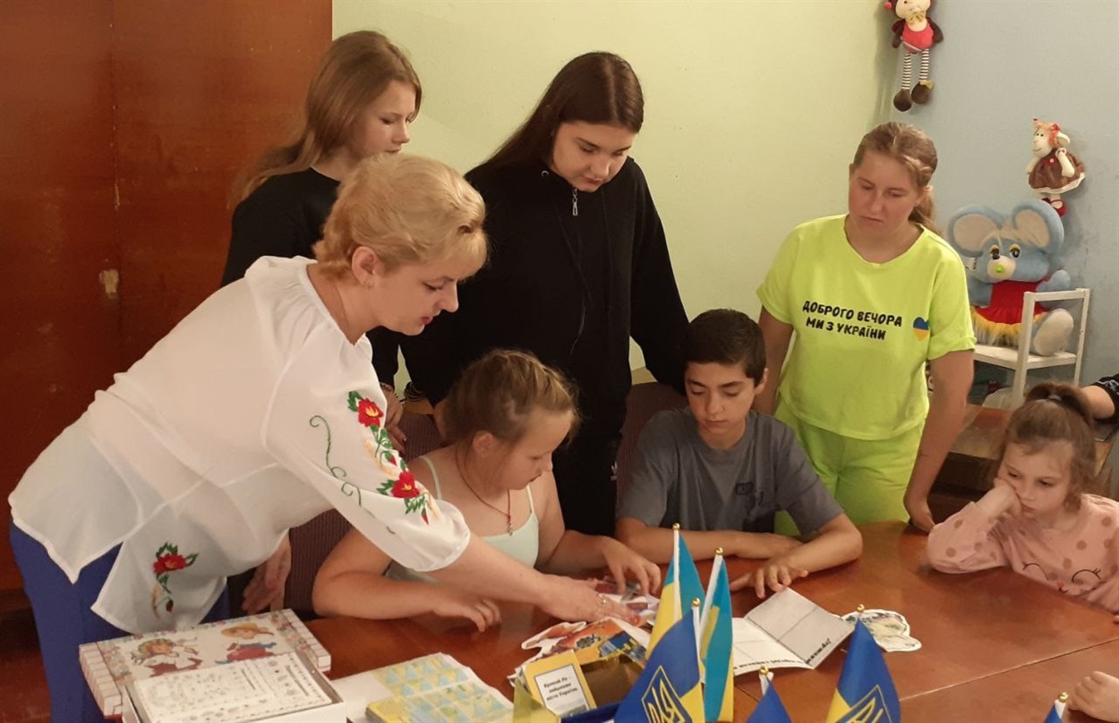 Пані Ірина разом з учасниками гри