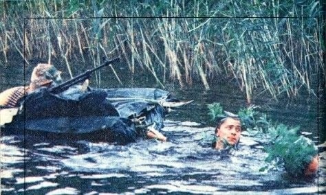 Сергій Похович допомагає побратиму вибратися з води 