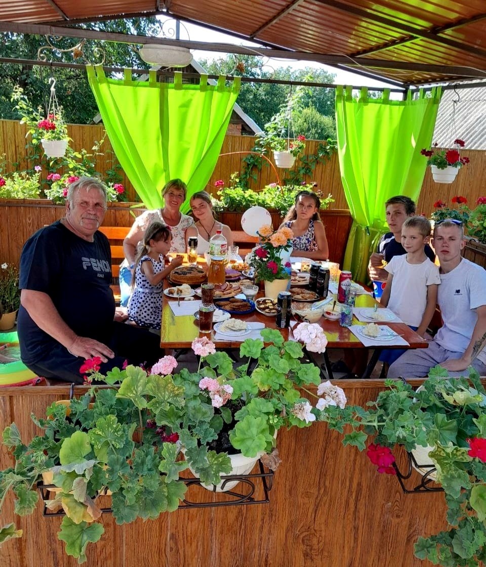 Сім'я в альтанці