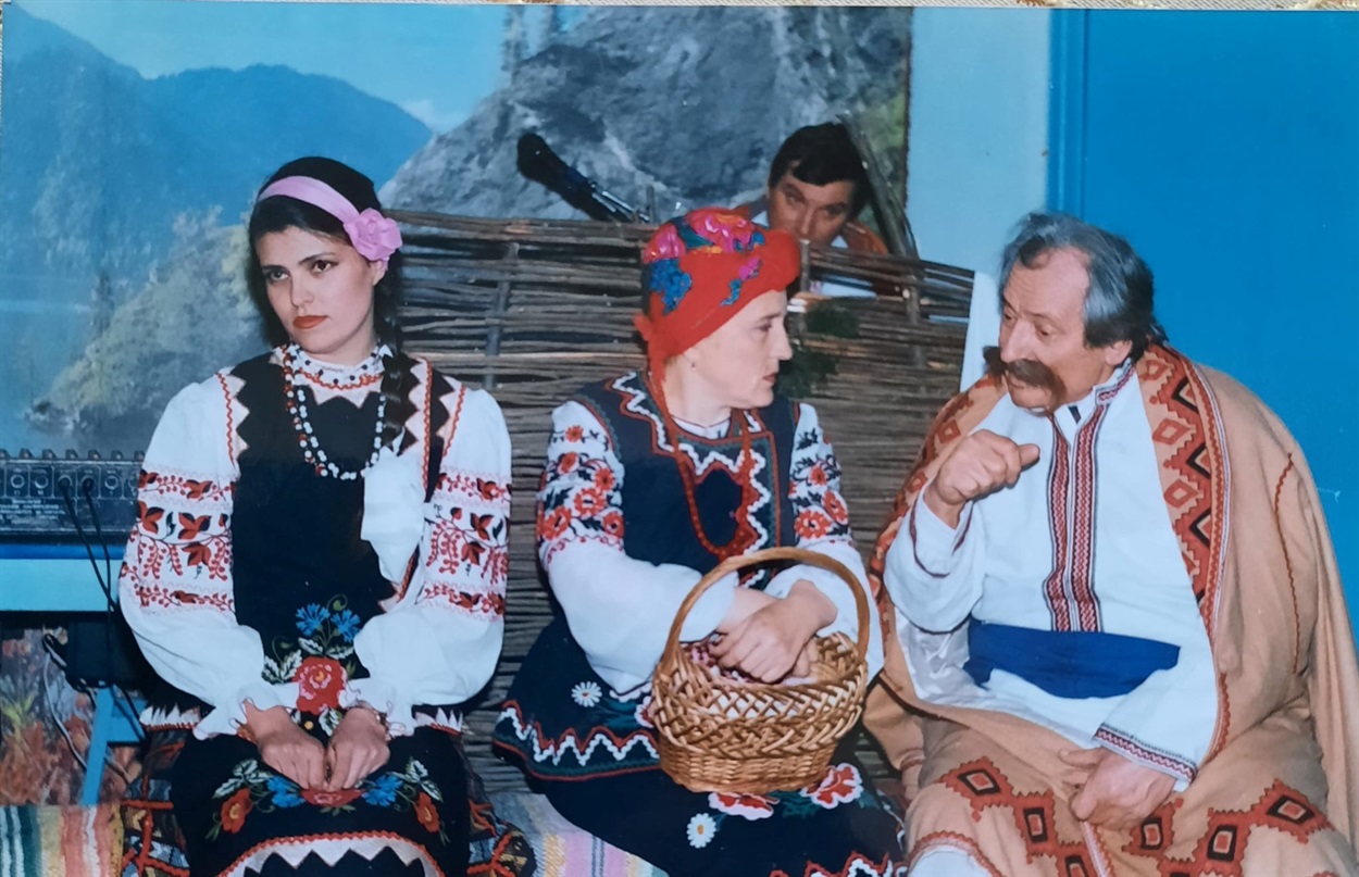Фото з вистави "На перші гулі". В ролі батька - Іван Євсєєв, матері - Людмила Потапова, доньки - Світлана Пістрюга, парубка - Іван Чернявський