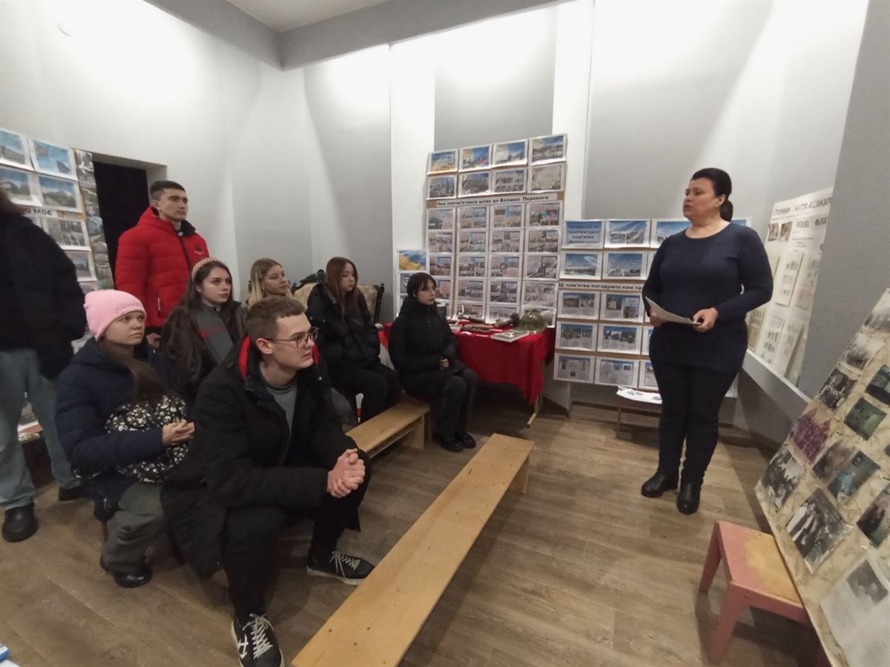 Свілана Пістрюга проводить екскурсію присвячену сотій річниці від дня народження Івана Євсєєва