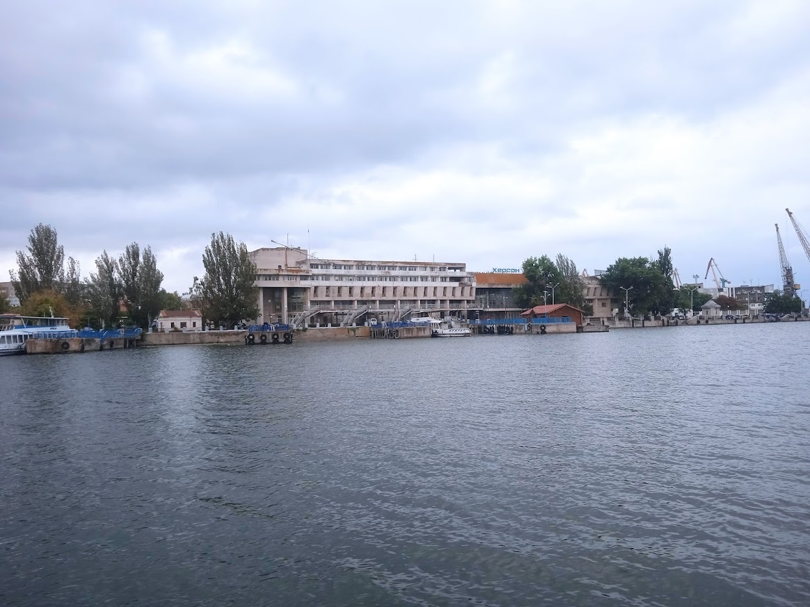 Вид на річпорт Херсону з Дніпра. 2021 рік