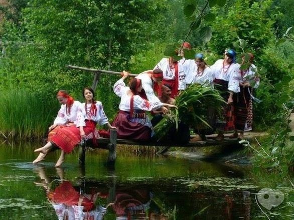 Дівчата збирають лепеху на Зелені свята