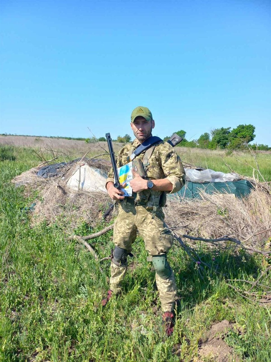 Євген Красовицький з трубою розвідника та малюнком від хлопчика з США