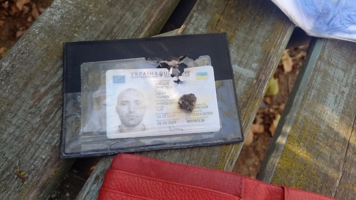 Паспорт Євгена посічений осколками