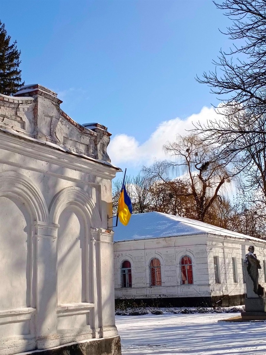 Прапор на будівлі музею