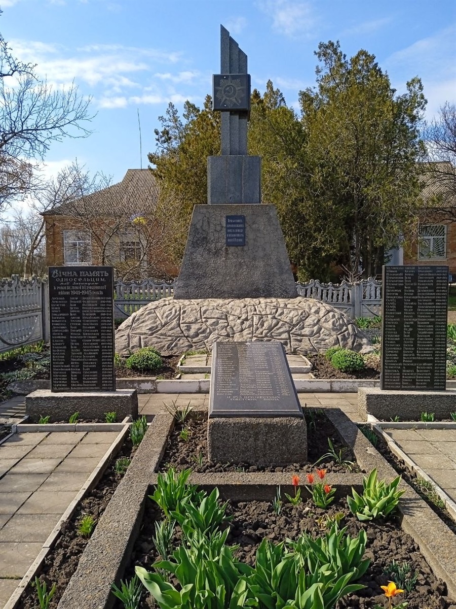 Пам'ятник на братській могилі воїнів, полеглих в ДСВ