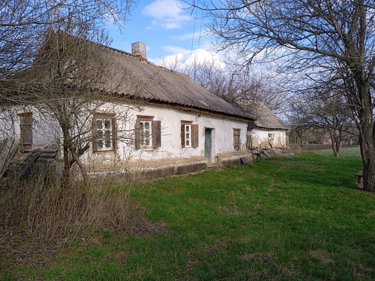 Такий симпатичний старий будиночок зберігся ще у відносно гарному стані. 