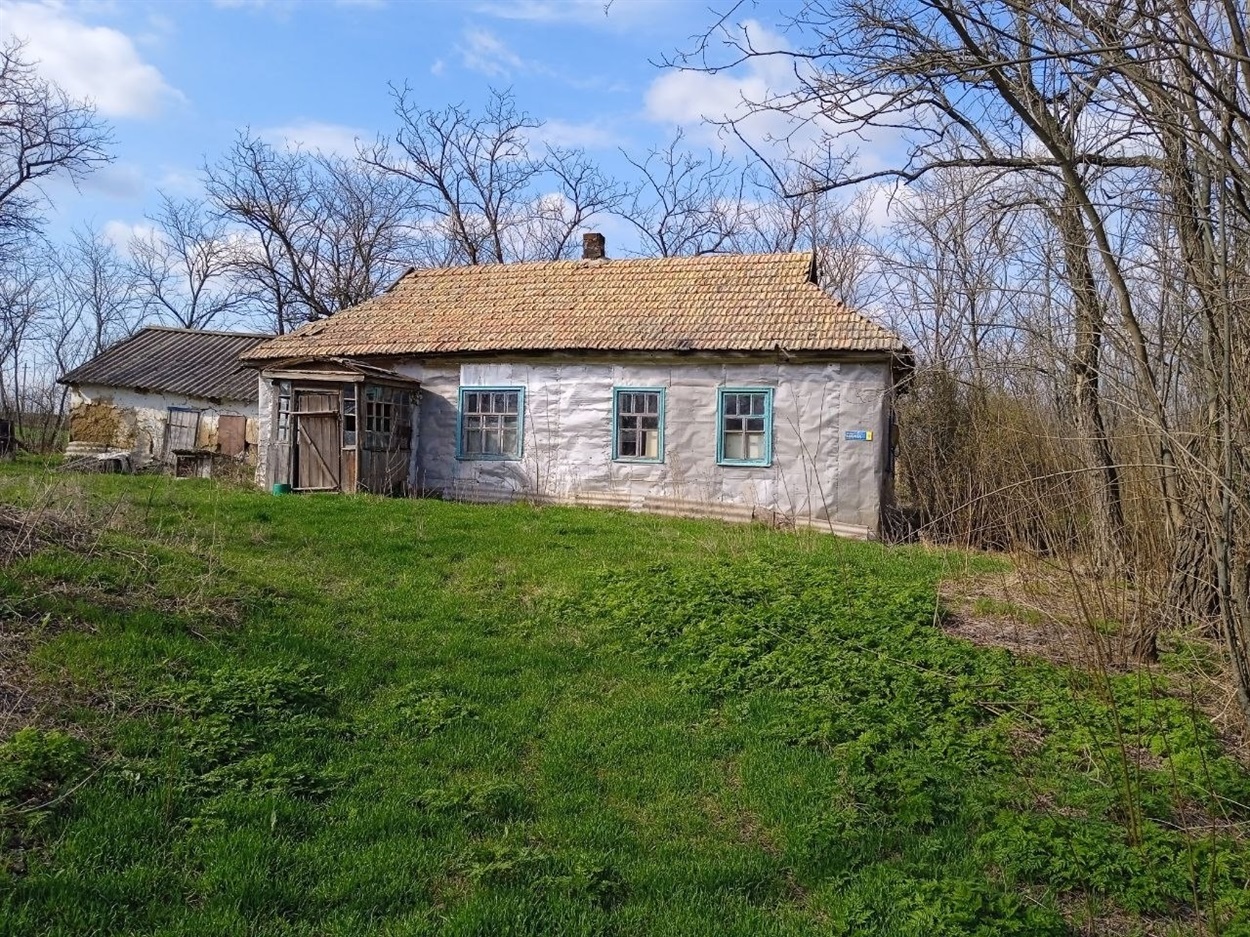 Стара покинута хата в Антонівці. Для збереження стін їх обшили металевими листами. Покрівля з черепиці